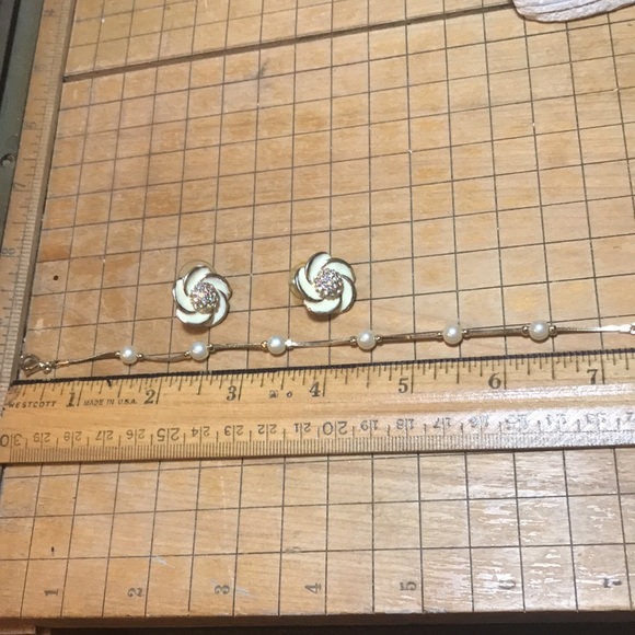 Costume Pearls Bracelet 7.5”L, AB Crystals, Cream Enamel Flower Earrings EVC - Picture 9 of 10